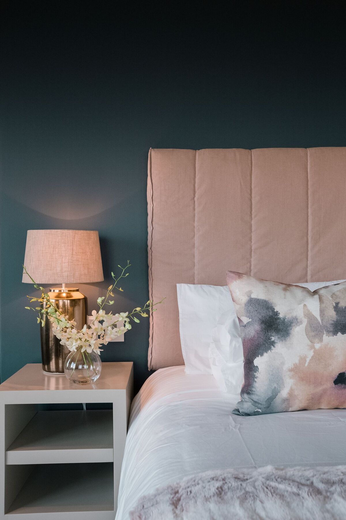 Sky Villa Boutique Hotel By Raw Africa Collection Plettenberg Bay Bagian luar foto A bedroom with a bed and a bedside table